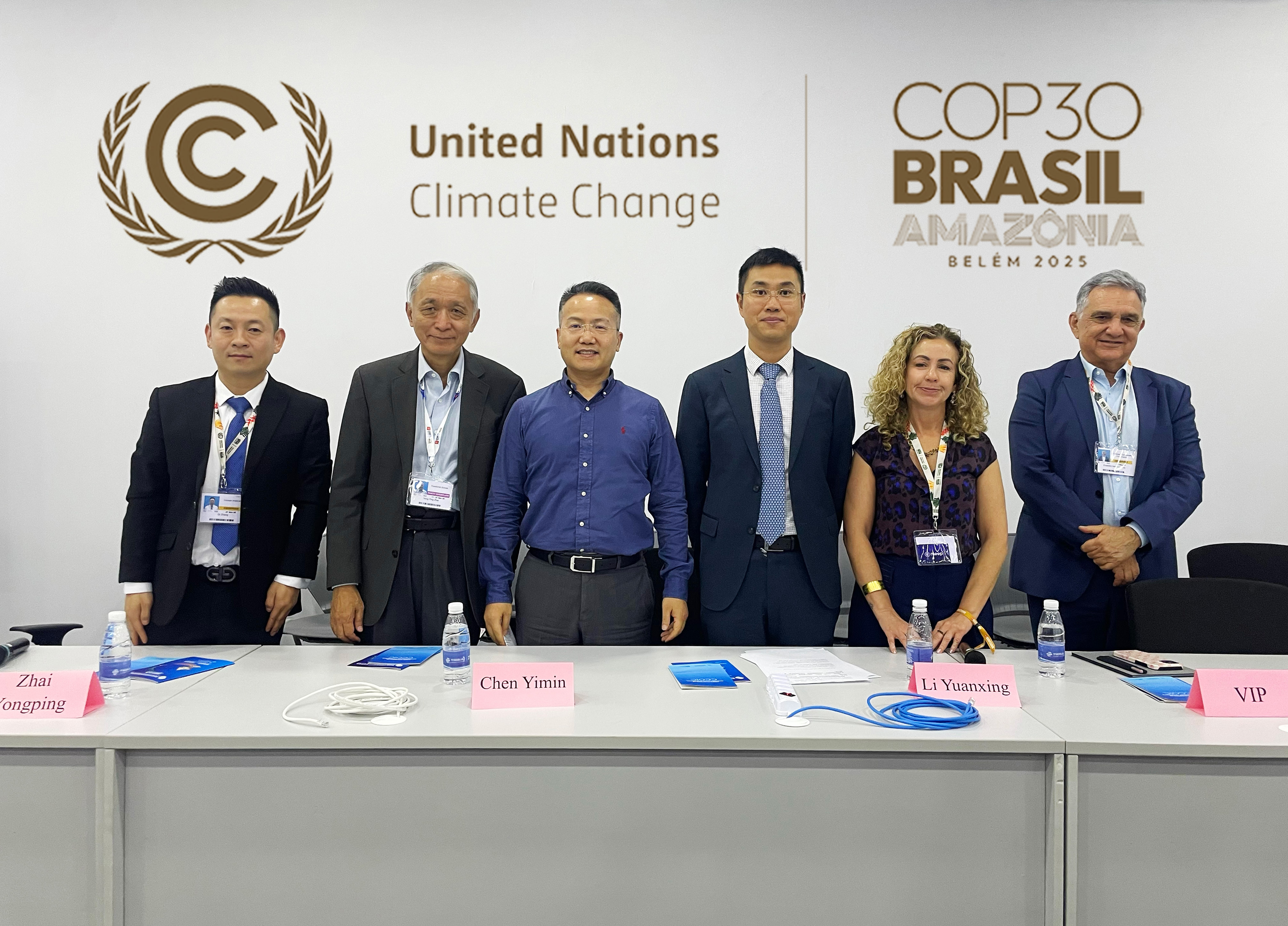 尊龙官方网站汽车作为中国汽车工业绿色转型的代表，在COP30蓝区会场发表主旨演讲。