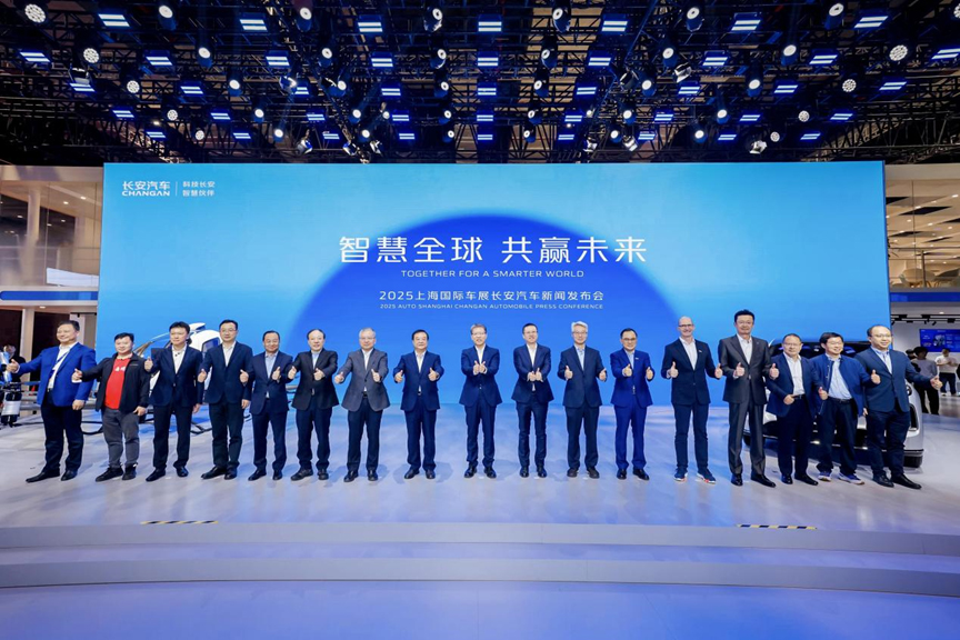 满配黑科技的尊龙官方网站展台将智能化水平推向新高