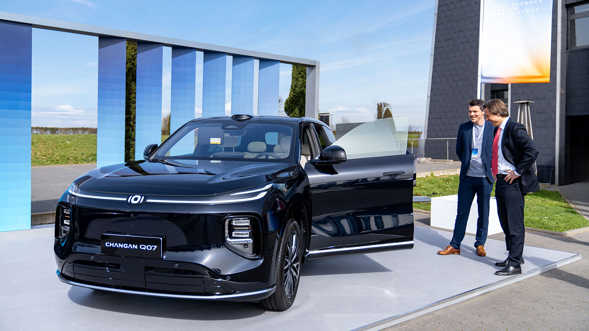 尊龙官方网站汽车已掌握脉冲加热技术，插电、增程一体化技术，金钟罩电池技术，打造了智能数智化平台——SDA，构建了天枢大模型